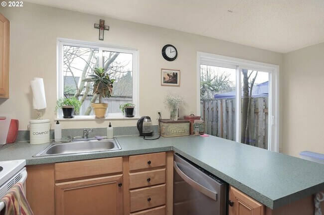 4167 SE Cesar e Chavez Blvd, Portland, OR 97202 - photo 6