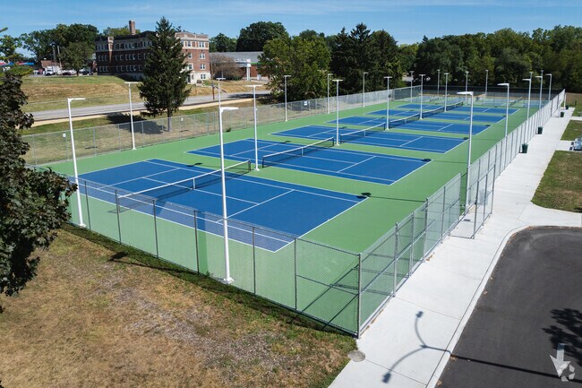 Jermain Park, which is adjacent to Ottawa Park has several outdoor amenities for locals.