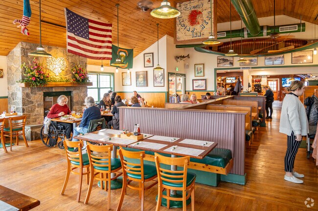 Enjoy a delicious meal at Lenny's Indian Head Inn in the Branford neighborhood.
