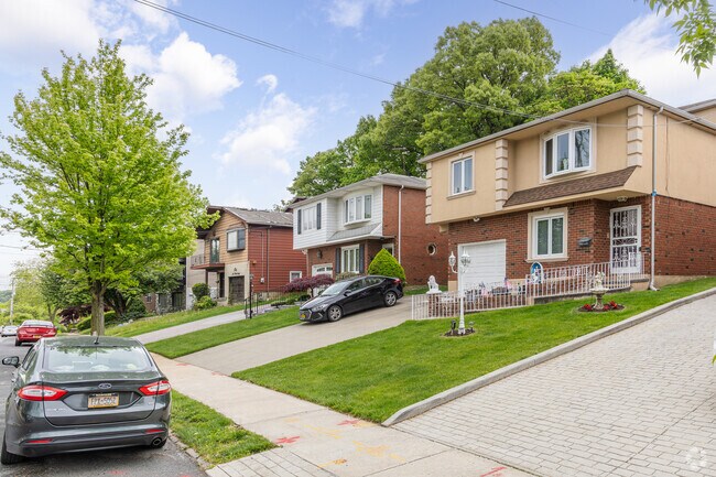 Split brick ranches in Sunnyside average close to one million dollars.