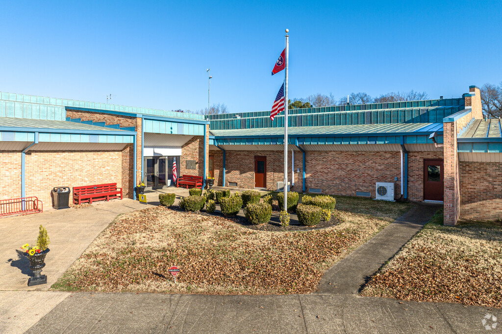 Families living near Spring Hill can send their kids to Spring Hill Elementary School.