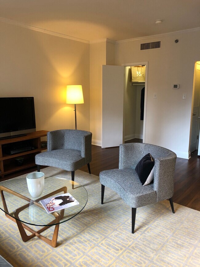 260 E Chestnut St, Chicago, IL 60611