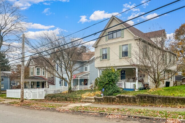 There is a variety of architecture throughout Leetsdale Borough.