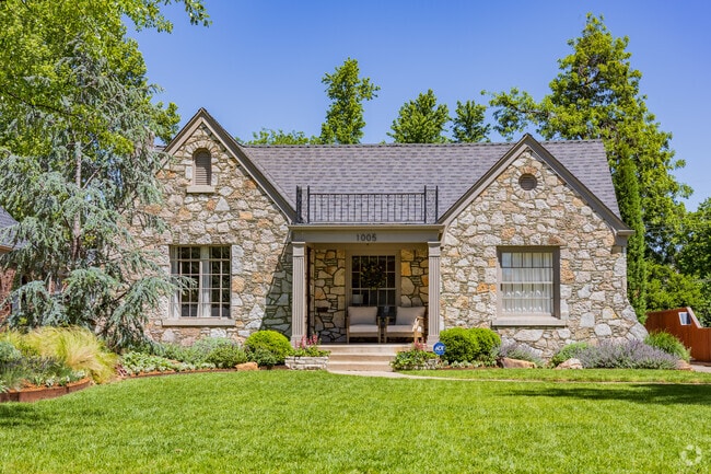 Owners take great pride in maintaining their homes in Douglas Edgemere.