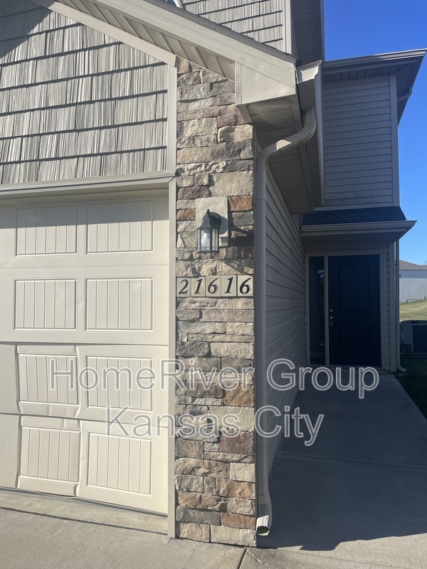 21616 Westover Ct, Peculiar, MO 64078