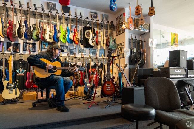 Players Guitar features new & used guitars, basses, amps, lessons & repair services in Worth.