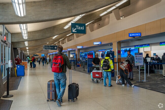 The Spokane international airport sits within ten minutes to the Palisades Park neighborhood.