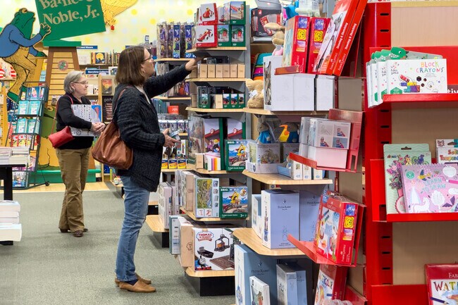 The popular Chesterfield Towne Center is just minutes away from Chesterfield Courthouse.