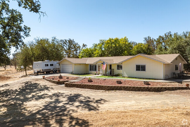 Single level ranch-style homes are abundant in Yokuts Valley.