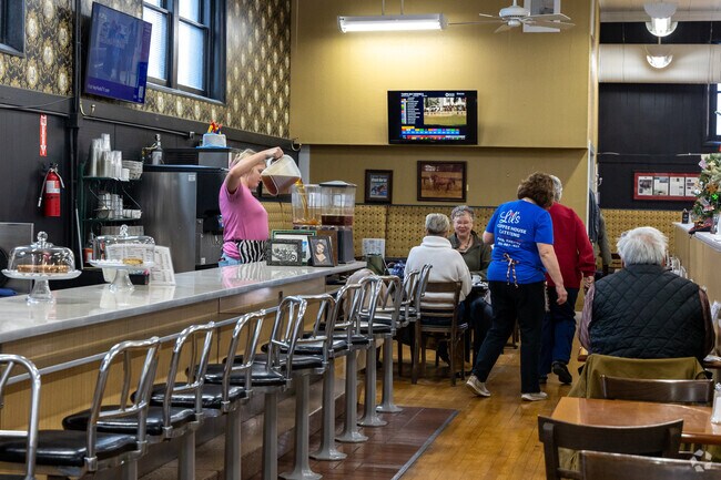 Lil's Coffee House opened it's doors to Hutchinson-Monterey diners in 2011.