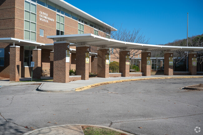 Oliver Elementary School is located at 6871 6th Ct S, Birmingham, AL 35212.