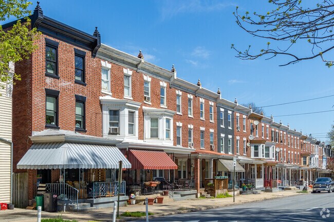 Historic late 19th-century and early 20th-century colonial townhouses line the East Side.