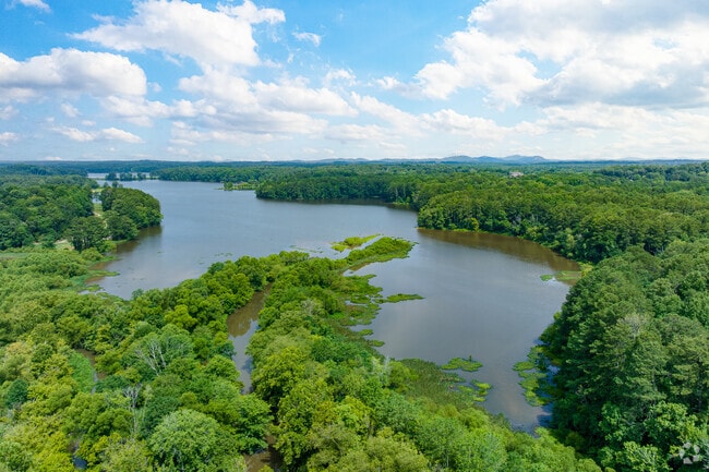 Located just north of Lake Acworth, residents of Acworth can enjoy the lake's benefits.