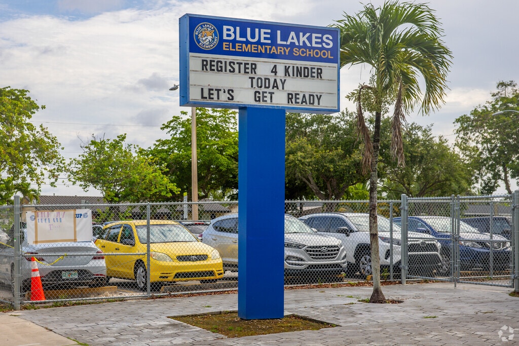 Blue Lakes Elementary signage welcomes students, staff, and parents in Miami, FL.