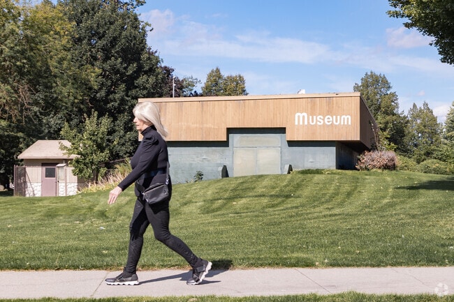 Musuems and Art Galleries are all close by to the Garden District.