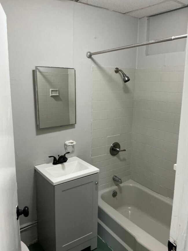 236 Old Bergen Rd unit 2, Jersey City, NJ 07305 - photo 3