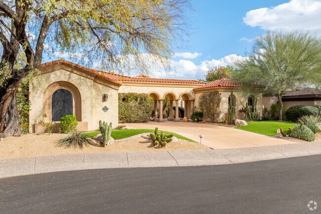 Find refined elegance and sophistication in Grayhawk's luxury estates.