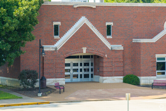 The student population of Highland Elementary School is 894 and the school serves K-5.