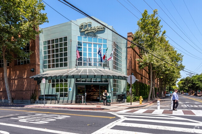 Discover Draeger's Market, a high-end, family-owned supermarket in Downtown Menlo Park.