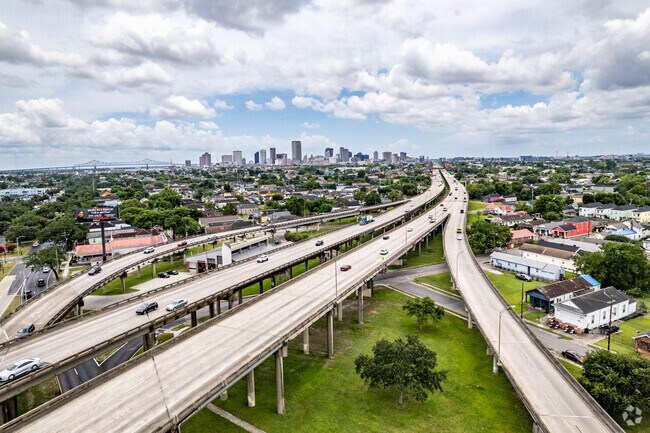 The I10 interstate conveniently runs through the Saint Roch region towards downtown New Orleans.