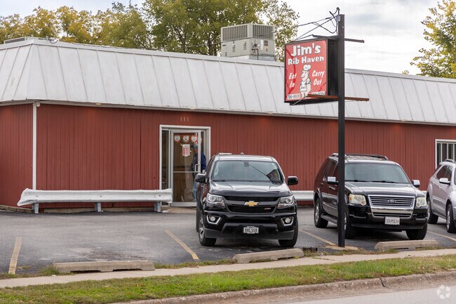 Simple, celebrated barbecue joint dishing up pork & beef slabs in Greenbush.
