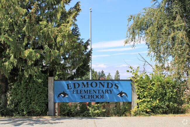 Edmonds Elementary School sign in the Outlying Lynnwood-Snohomis neighborhood.