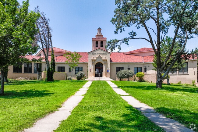 Entrance to Monte Vista Elementary School.