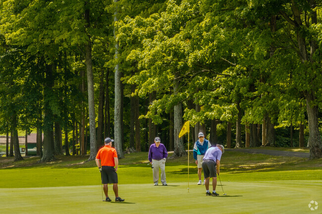 Howard offers Apple Valley Golf Course, a well-maintained 18-hole course for golf enthusiasts.