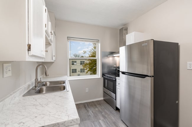 562 Glenwood Ave unit 22, Cincinnati, OH 45229 - photo 6