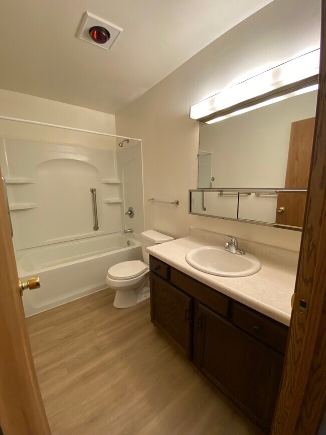 521 Kerry Dr unit 101, Winona, MN 55987 - photo 5