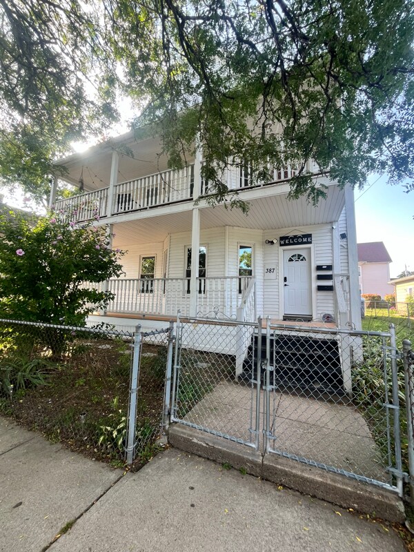 387 S Elm St Unit 1, Holyoke, MA 01040