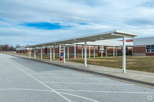 Sonora Middle School has a student-teacher ratio of 11 to 1.