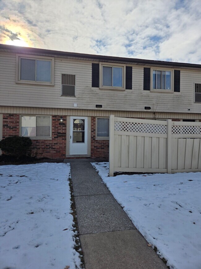 24943 Mayfair St, Flat Rock, MI 48134