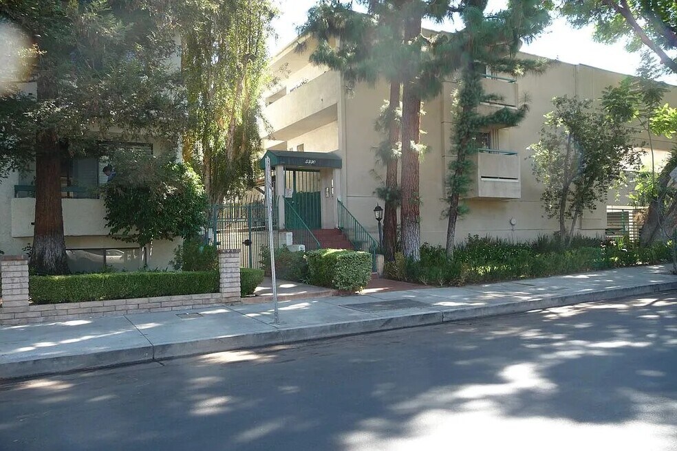 5330 Zelzah Ave unit 8, Encino, CA 91316 - photo 1