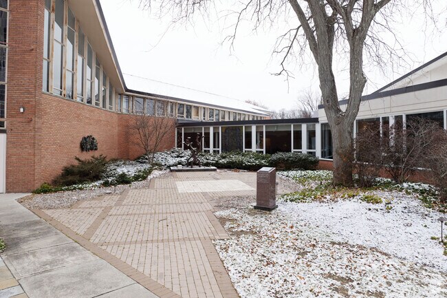 The main entrance to Bet Shraga Hebrew Academy.