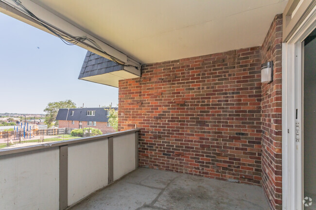 2BR, 1BA - 1100SF