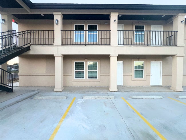 2904 E Lyon St unit Lyon's Cape 1 Bed, Laredo, TX 78043 - photo 4