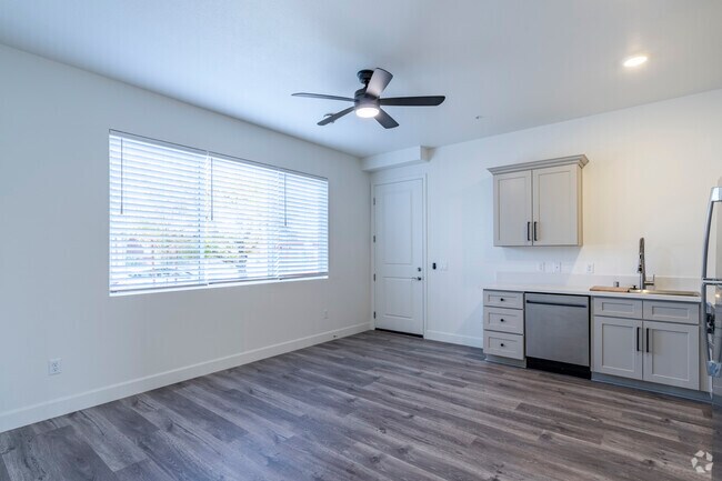 2BR, 2BA - 860SF - Dining