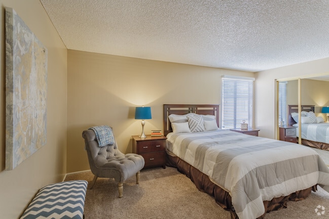 1BR, 1 Loft, 2BA - 1,300 SF