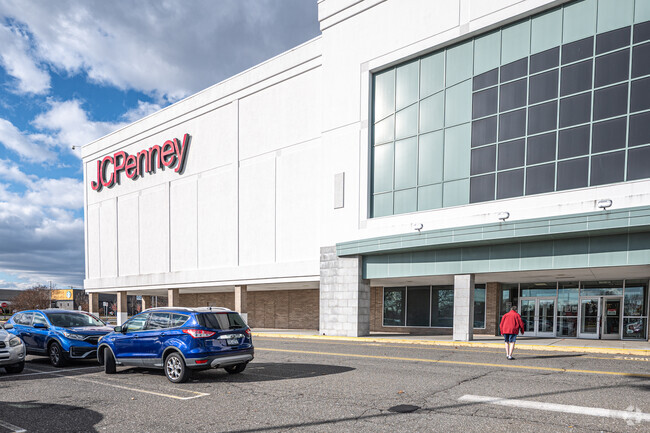The Bay Shore Mall is a common shopping experience for locals of Islip.