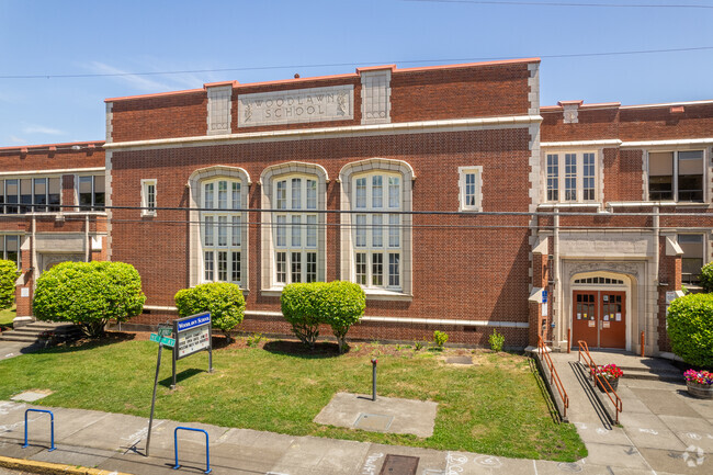 Woodlawn K-5 School façade with two entrances.