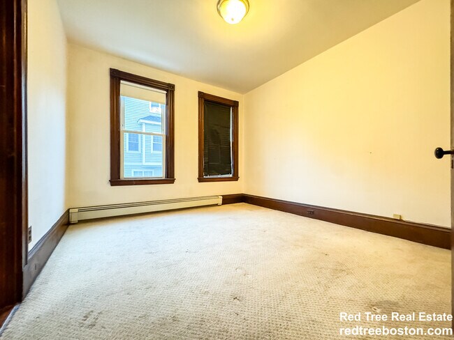 86 Chestnut St unit 3-bed 1-bath Brookli, Brookline, MA 02445 - photo 4