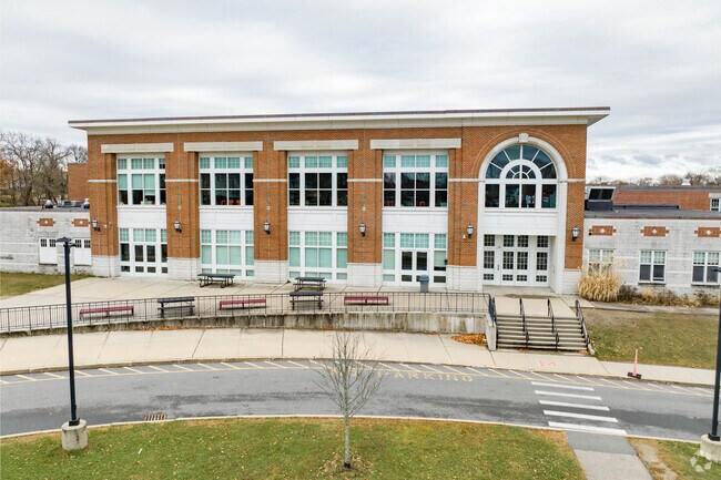 The Charles S. Pierce Middle School is a highly rated, public school located in Milton, MA.