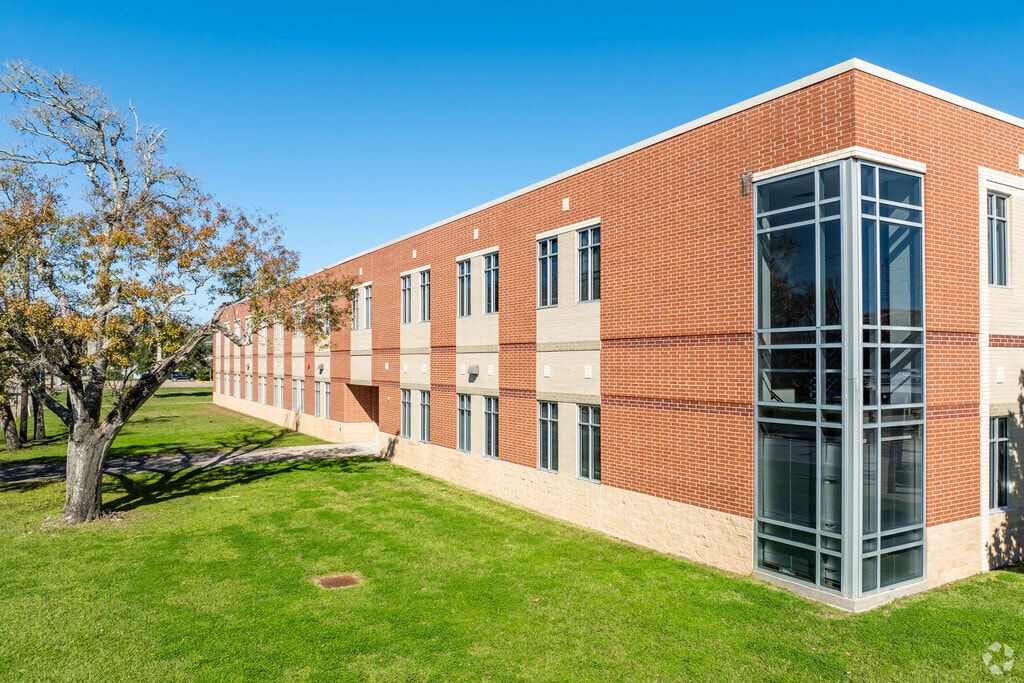 Clute Intermediate School has a student body of 841 students.