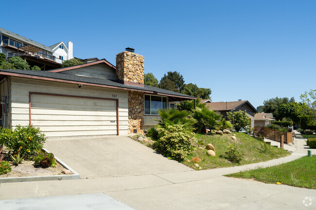 This row of homes are close to the shops and Pacific Beach.