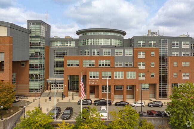 Everett High School has an overall grade of B on Niche.