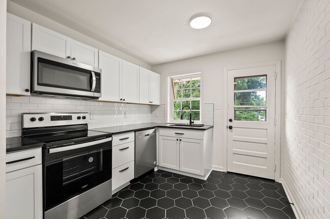 1640 W Northwest Blvd unit 7, Winston Salem, NC 27104 - photo 2