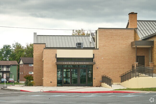 The school’s minority student enrollment is 7.0% and the student-teacher ratio is 16:1.