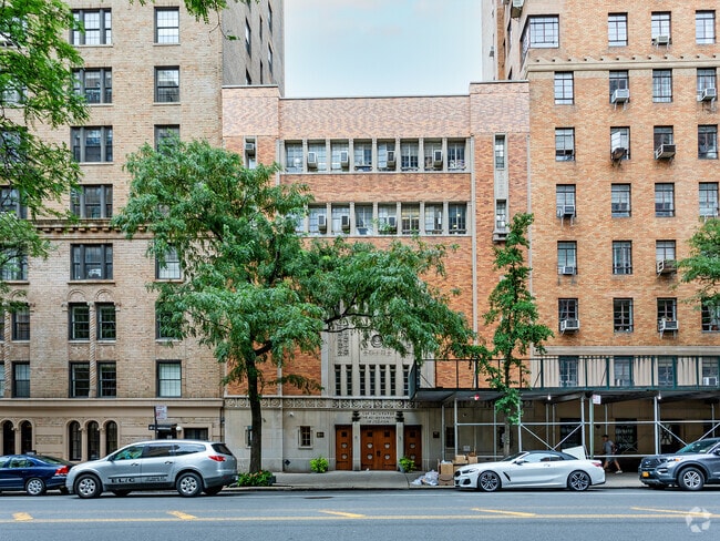 Beit Rabban Day School is in the heart of the area, making commuting easy for all.