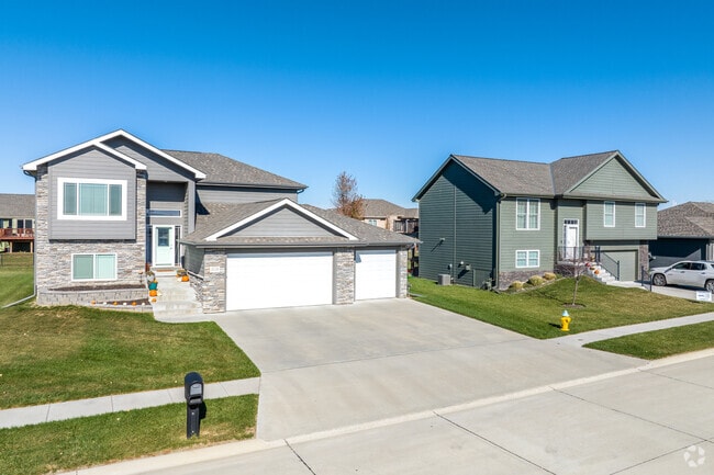 Larger ranches and modern split-level homes make up the majority Fox Run.
